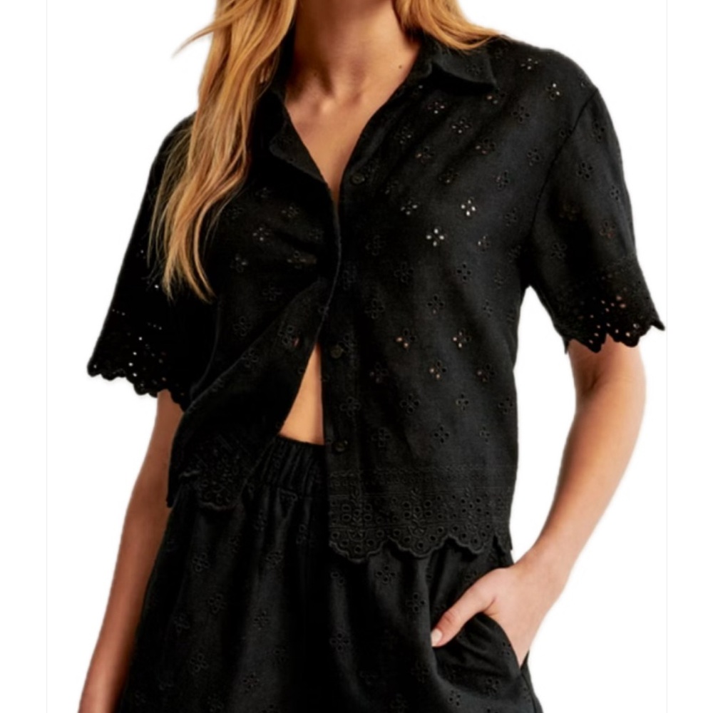 Abercrombie and Fitch NWT Short-Sleeve Scallop-Hem Shirt